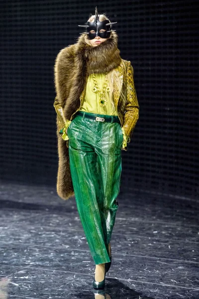 Look 32